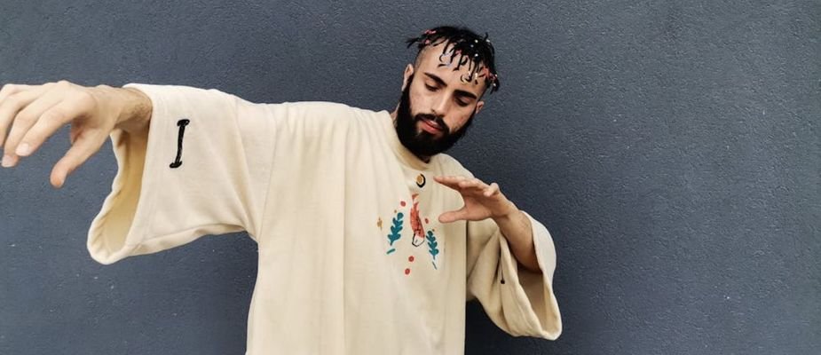 O que é camiseta oversized: Descubra todos os detalhes e saiba como usar!