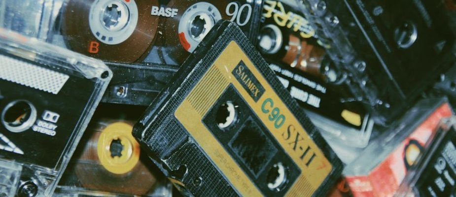 Look anos 80: Reviva a moda que nunca sai de estilo!