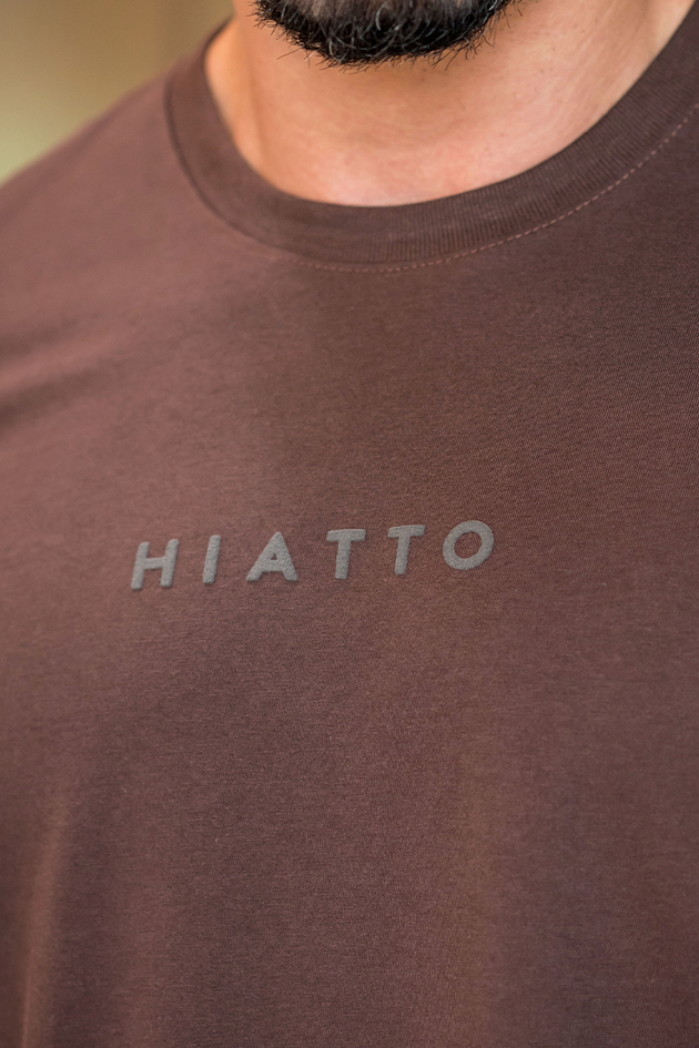 02m0520 009 camiseta masculina hiatto em relevo marrom 2