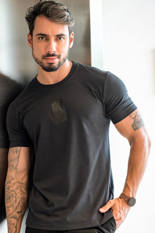 02m0522 002 camiseta masculina efeito de etiqueta preto hiatto 1