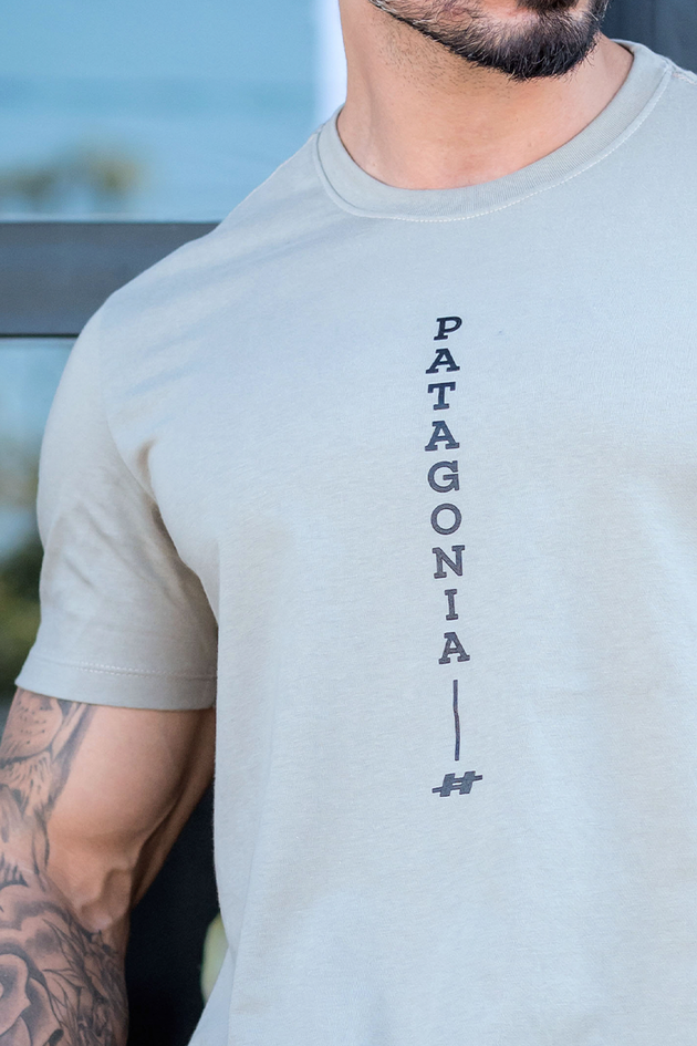 02m0523 043 camiseta masculina estampa gel patagonia caqui hiatto 4