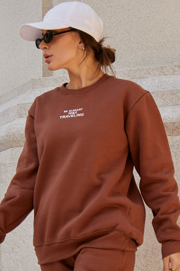 11f0098 009 blusa oversized de moletom feminino bordado traveling marrom hiatto 1