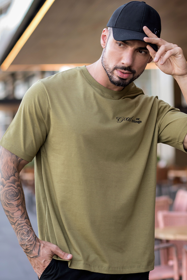 02m0532 059 camiseta masculina over pima good things verde oliva hiatto 1