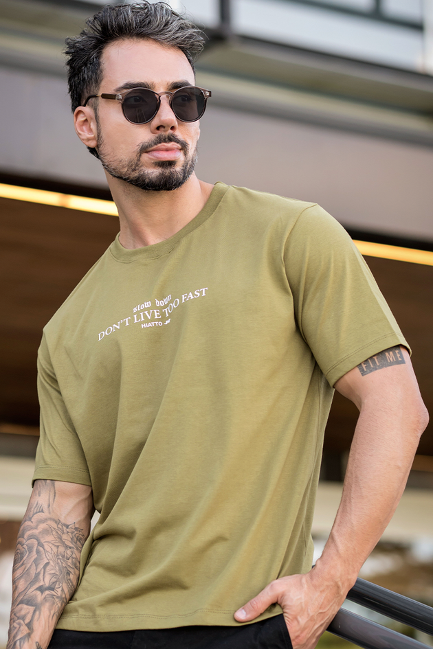 02m0533 059 camiseta masculina over pima slow down verde oliva hiatto 1