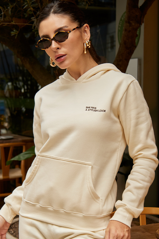 11f0097 039 blusa moletom feminino canguru bordado she has off white hiatto 1