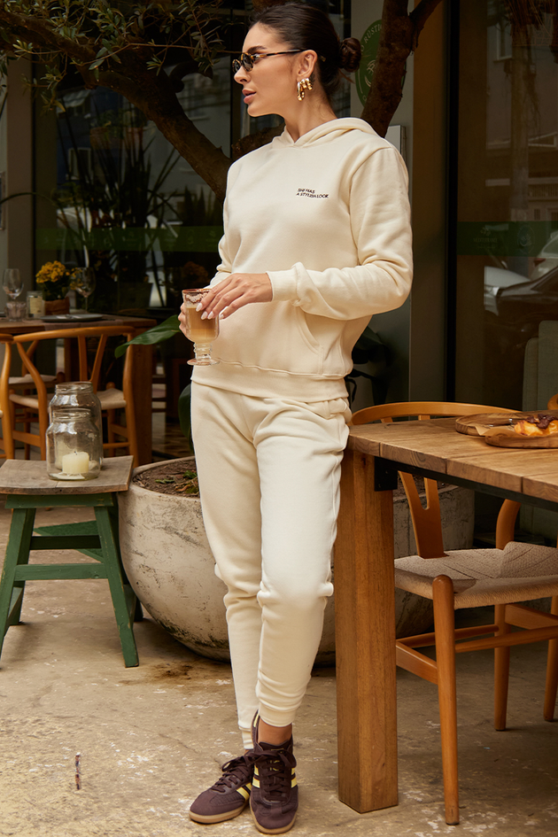 11f0097 039 blusa moletom feminino canguru bordado she has off white hiatto 6