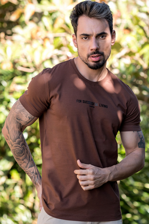 02m0549 009 camiseta masculina living marrom hiatto 1