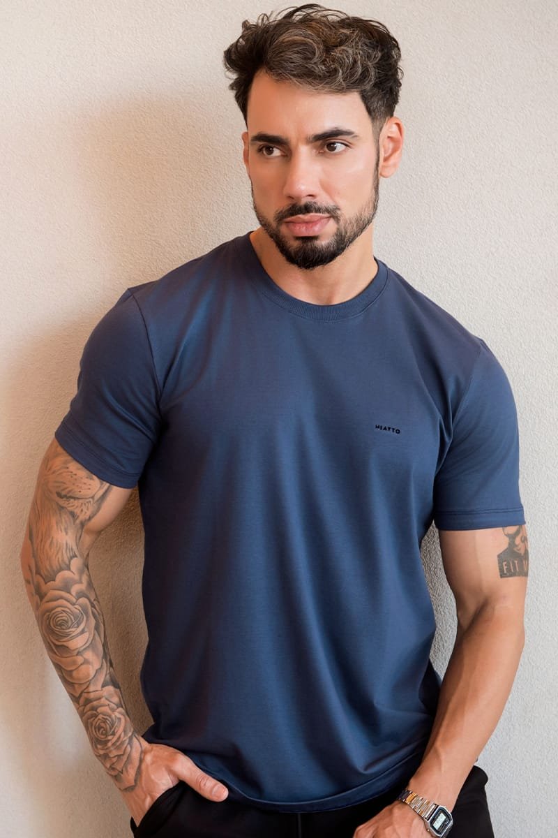 Camiseta Masculina Marinho em Algodão Egípcio · frente Camiseta masculina marinho em algodão egípcio Hiatto vestida por modelo, vista de frente