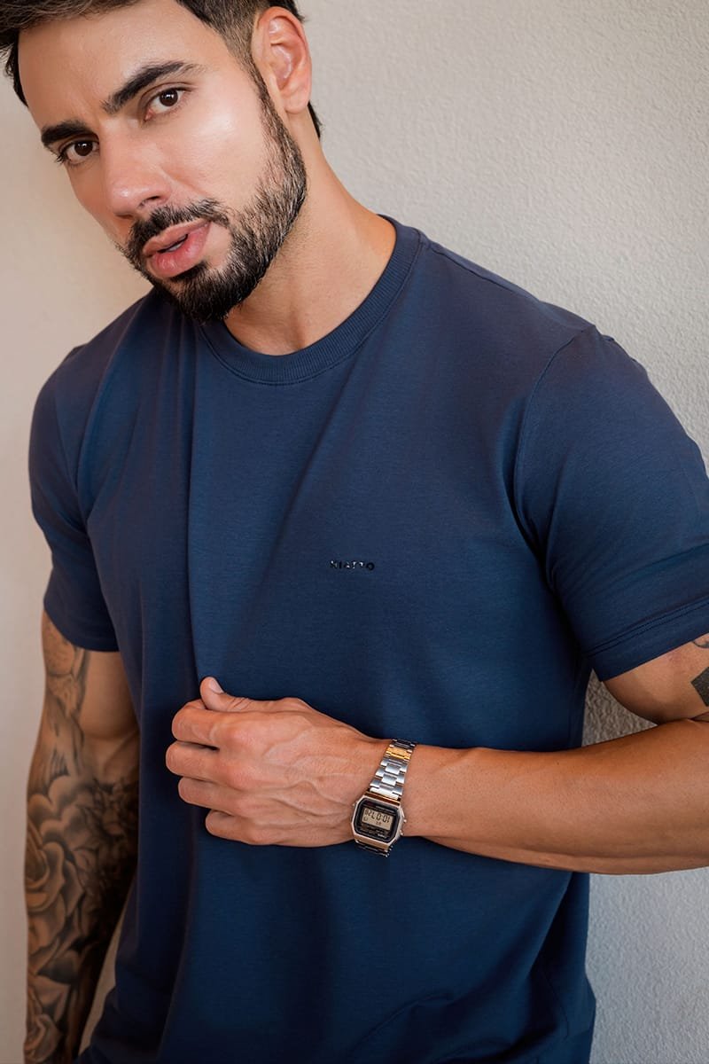 Camiseta Masculina Marinho em Algodão Egípcio · caimento Detalhe do tecido e do caimento da camiseta marinho em algodão egípcio Hiatto