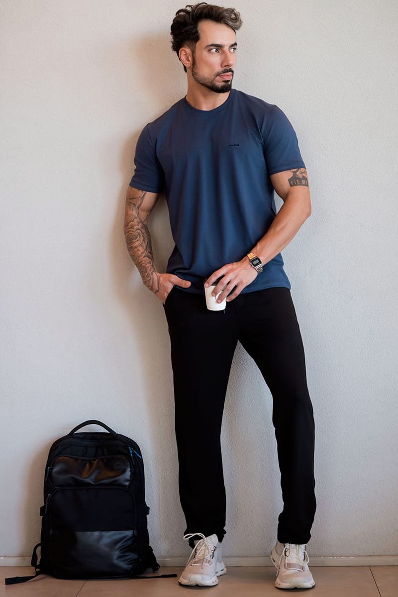 Camiseta Masculina Marinho em Algodão Egípcio · uso Modelo vestindo a camiseta marinho em algodão egípcio Hiatto em uso casual