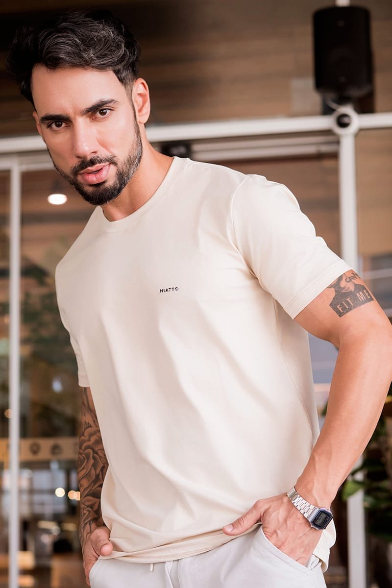 Camiseta masculina bege em algod&atilde;o eg&iacute;pcio Hiatto vestida por modelo, vista de frente